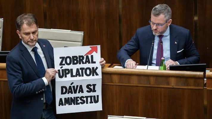 FOTO: „Pácháte zločin“. Slovenská opozice s transparenty okupovala řečnický pultík, novelu trestního zákona stejně schválili